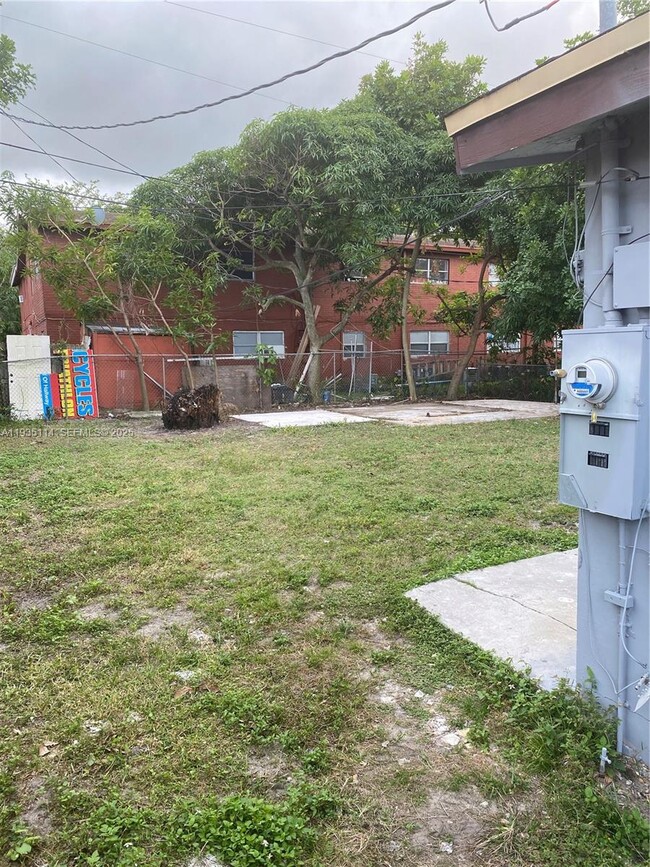 Building Photo - 2122 NW 5th St