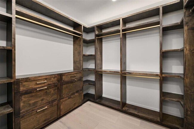 Building Photo - 2401 Oakhaven Cir