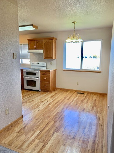 Building Photo - Ranch Style Home Located on Dead-End Stree...