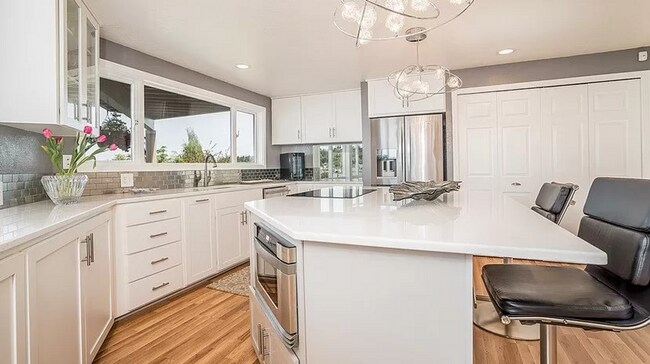 Building Photo - 3695 Sqft. Home with 180 degree Sound views!