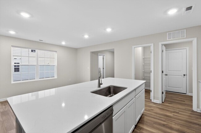 Building Photo - Spacious 5BR House in Statesville