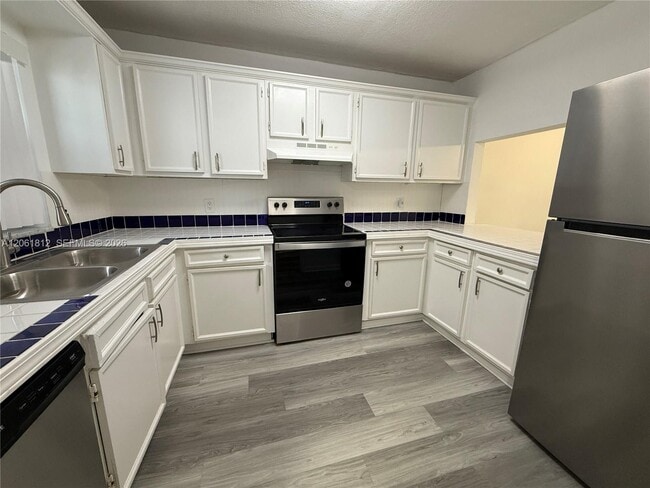 Building Photo - 9440 Live Oak Pl