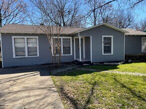Building Photo - Cozy Home with good yard