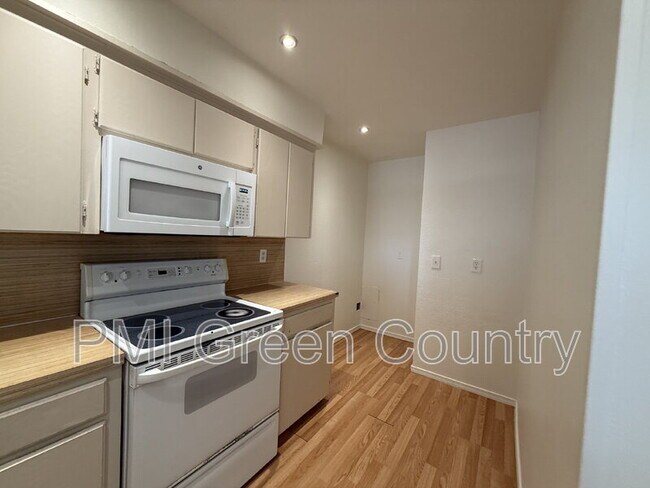 Building Photo - 6028 S 90th E Pl