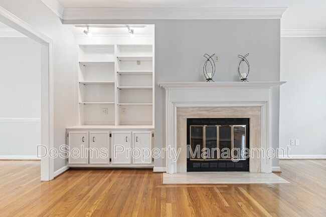 Building Photo - 3011 Woodlawn Dr
