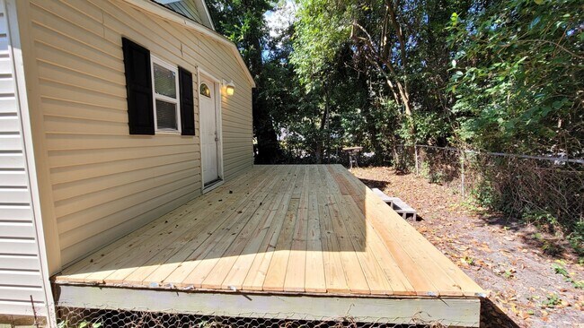 Building Photo - 2 Bedroom Home with Large Backyard Deck