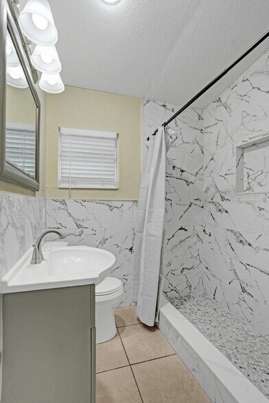 Building Photo - 1205 S Lake Dr