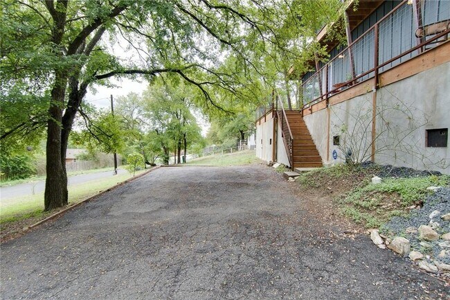 Building Photo - 5404 Ledesma Rd