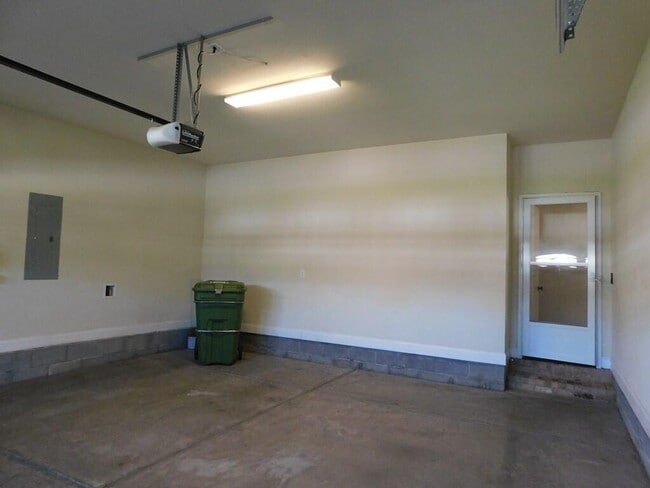 Building Photo - 580 Brutsch Avenue
