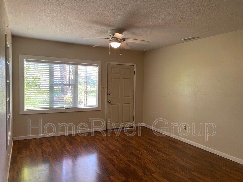 Building Photo - 2401 NE 59th Pl