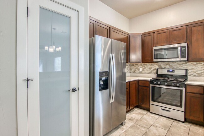 Building Photo - Beautiful East side House with 4 bed-2 baths