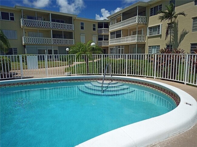 Building Photo - 450 Golden Isles Dr