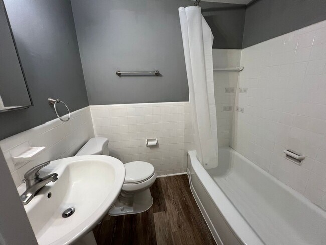 Building Photo - Beautiful 3-bed Single Family Home - Move-in Ready! (Clifton Heights)