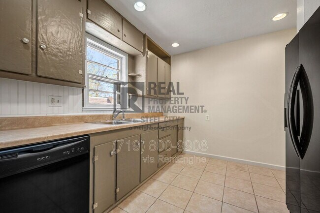 Building Photo - 909 W Evans Ave