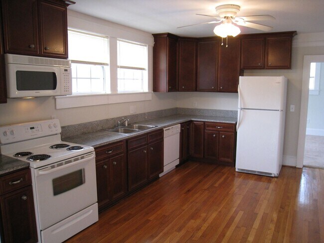 Building Photo - Spacious 3-Bedroom Apartment in the Heart of Broadmoor/Uptown