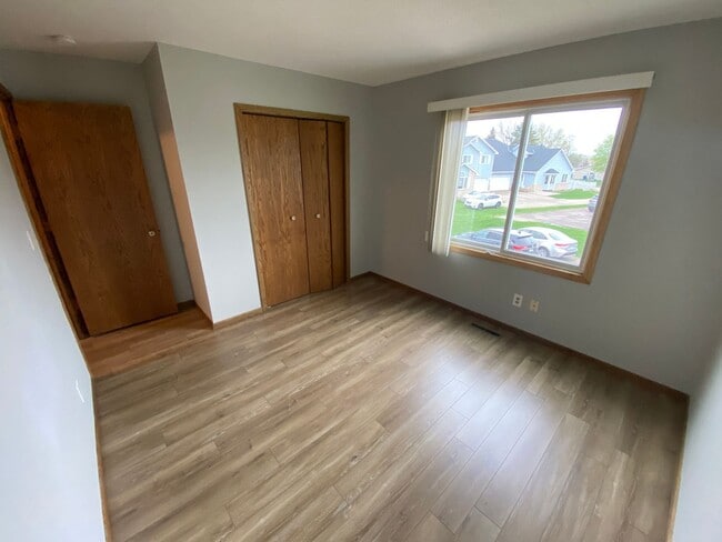 Building Photo - New Renovated 2br/1ba Townhome in Apple Va...