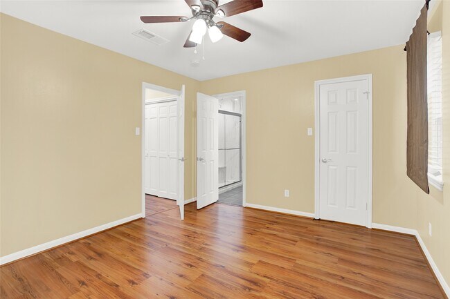 Building Photo - 1870 Saxony Ln