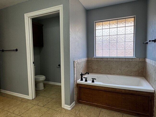 Building Photo - 5708 NW Valor Ave