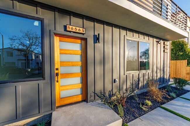 Building Photo - 1656 S Hayworth Ave