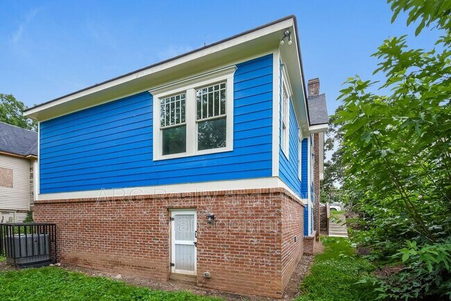 Building Photo - 393 Atwood St SW