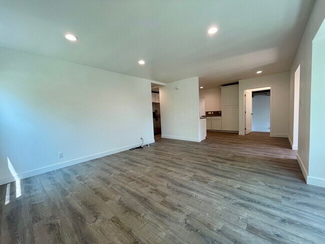 Building Photo - Fully Remodeled 4 Bedroom 2.5 Bathroom in ...