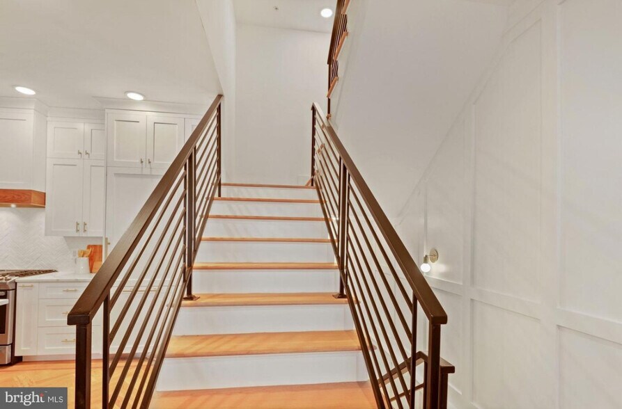 Building Photo - 614 Otis Pl NW