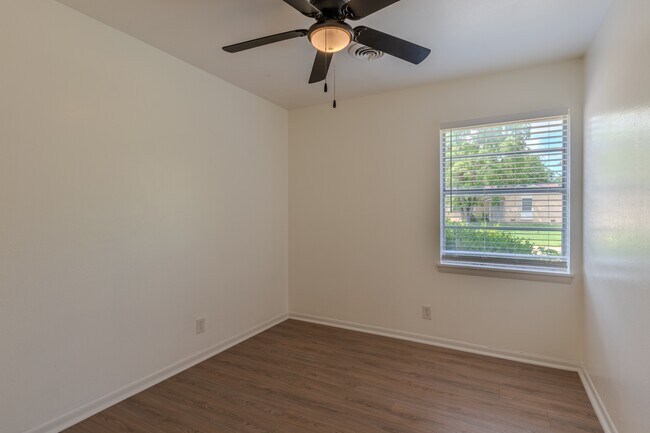 Building Photo - 1402 Missouri Ave