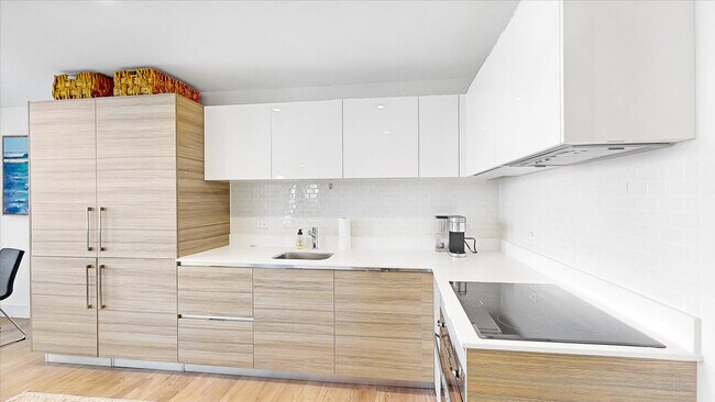 Building Photo - 777 N Ocean Dr