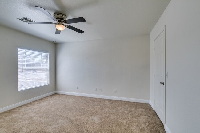 Building Photo - 3 Bedroom Townhouse with attached garage i...