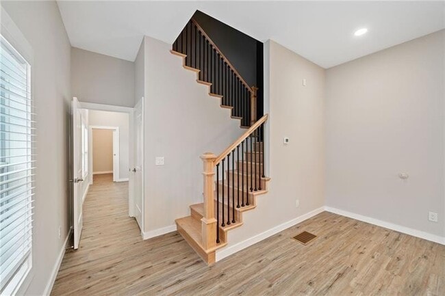 Building Photo - 962 Welch St SW
