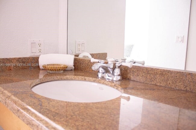 Building Photo - 1717 N Bayshore Dr