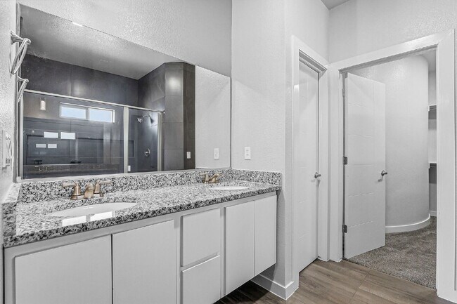 Building Photo - 4 bedroom with outdoor kitchen, fully landscaped in 79928