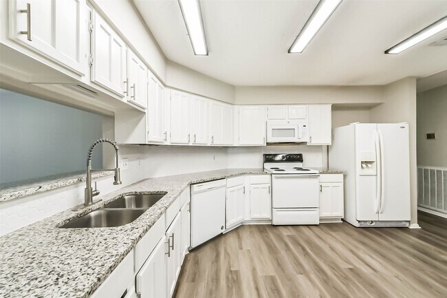 Building Photo - 2406 Pilgrims Bend Dr