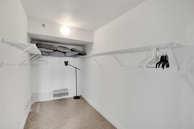 Building Photo - 1000 E Island Blvd