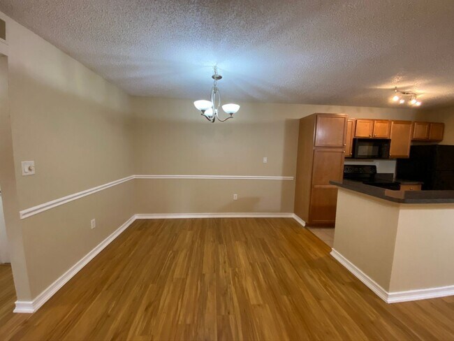 Building Photo - Spacious 1/1 Den with Screened Lanai