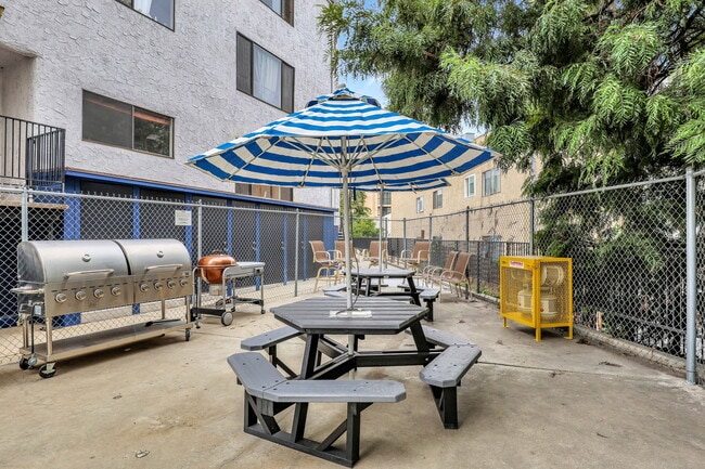 Building Photo - 10982 Roebling Ave