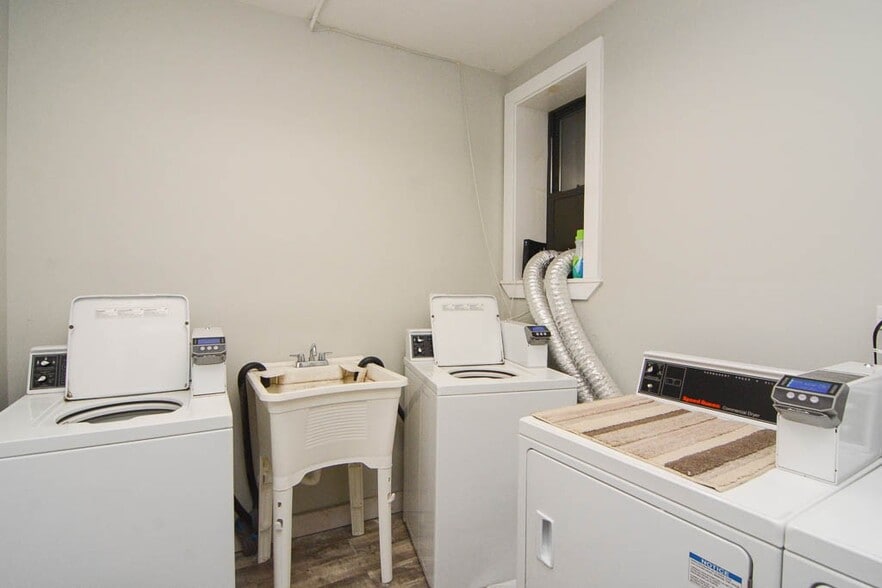 Building Photo - 899 Green Bay Rd