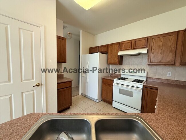 Building Photo - Three Bedroom  Home in Continental Reserves