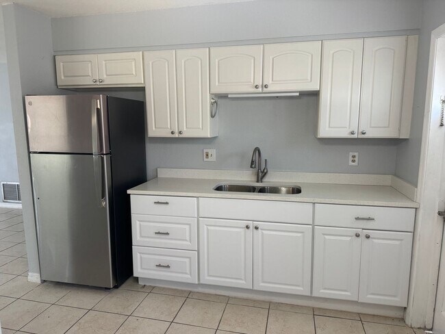 Building Photo - 2Br/1Ba With Golden Beach Access