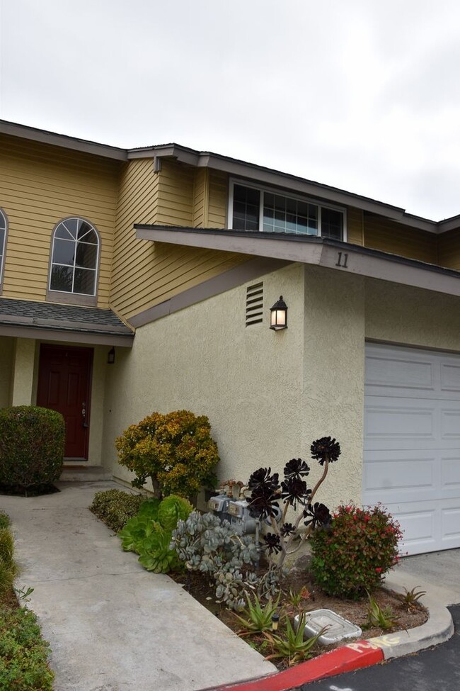 Building Photo - 3 Bedroom 2.5 Bath Hampton Court Condo Nea...