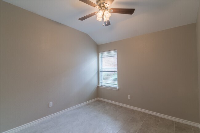 Building Photo - 2209 Highland Crossing Dr