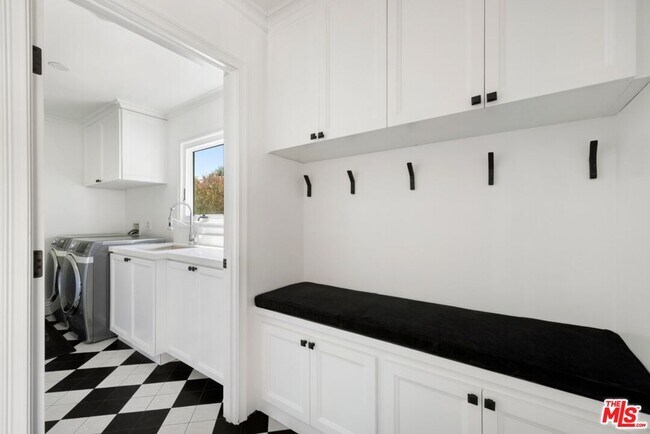 Building Photo - 1472 Kings Rd