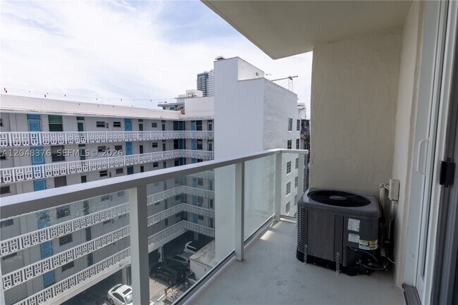 Building Photo - 1750 James 7L