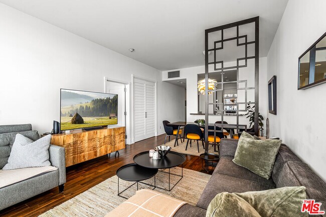 Building Photo - 900 W Olympic Blvd