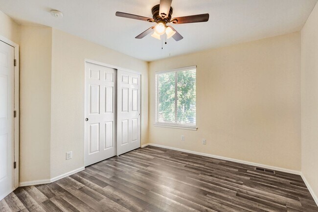Building Photo - Evolve Real Estate: Meticulous Executive 4 Bedroom Plus Finished Basement Available IMMEDIATELY!