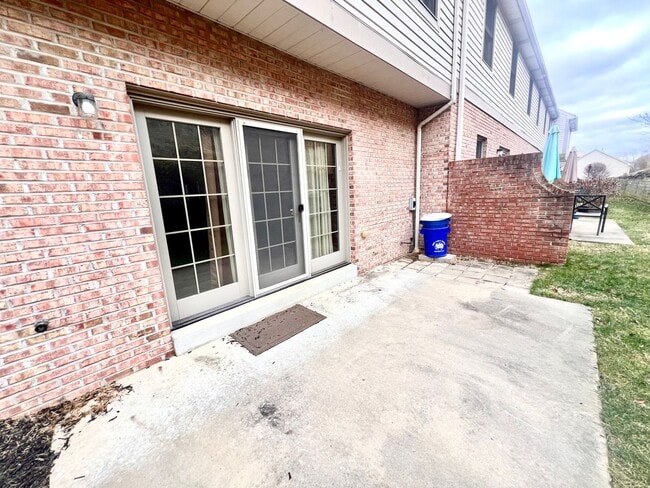 Building Photo - Beautiful Townhome - 3 bedroom 2.5 bath - Must see!