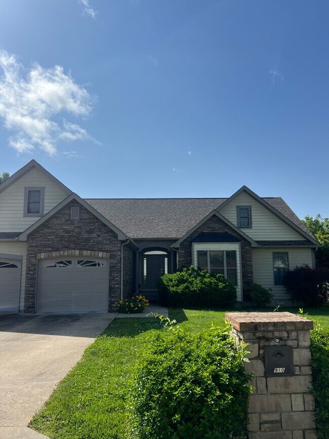 Building Photo - Available in August!! 3 Bedroom / 2 Bathro...