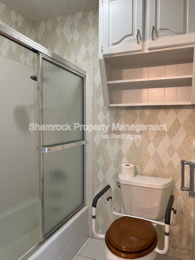 Building Photo - 3700 Greenleaf Dr