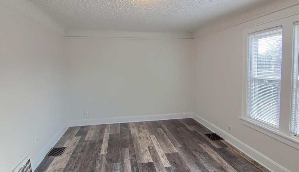 Building Photo - 372 W Bennett Ave