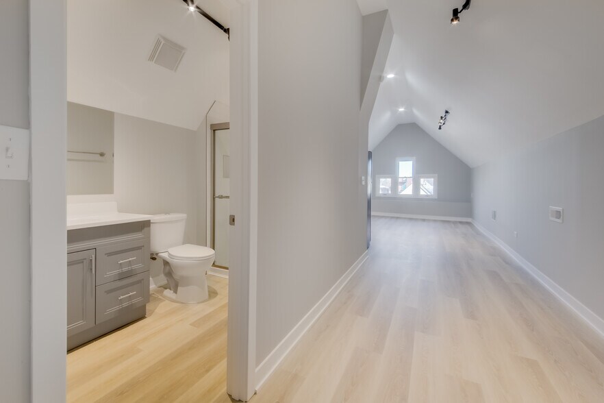 Building Photo - 2842 N Avers Ave